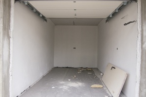 garáž s osadenou automatickou bránou